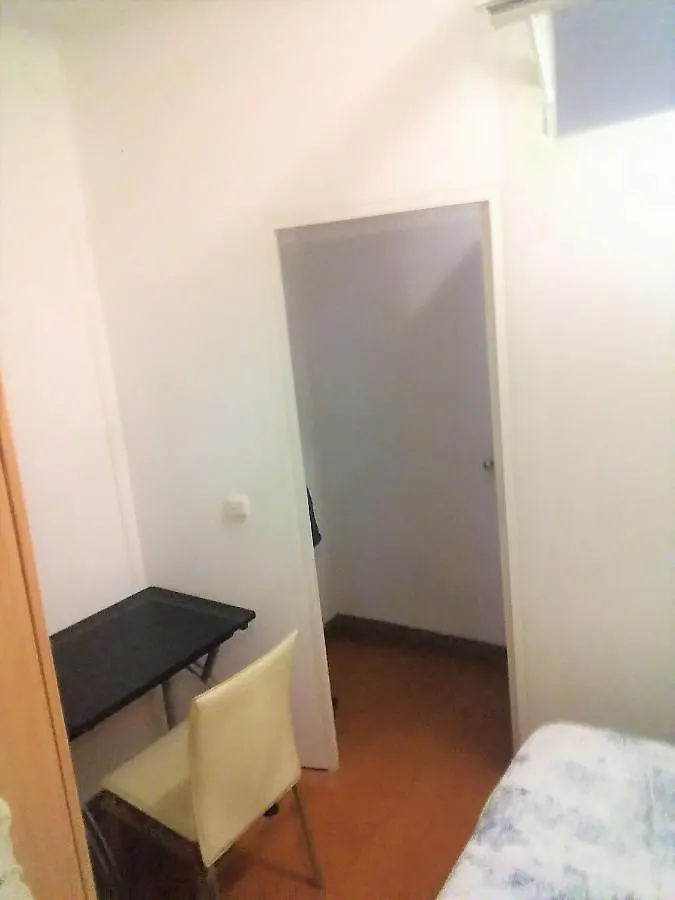 게스트하우스 Room In Guest Room - Private Room With Sunny Terrace Of 200M2 3 바르셀로나